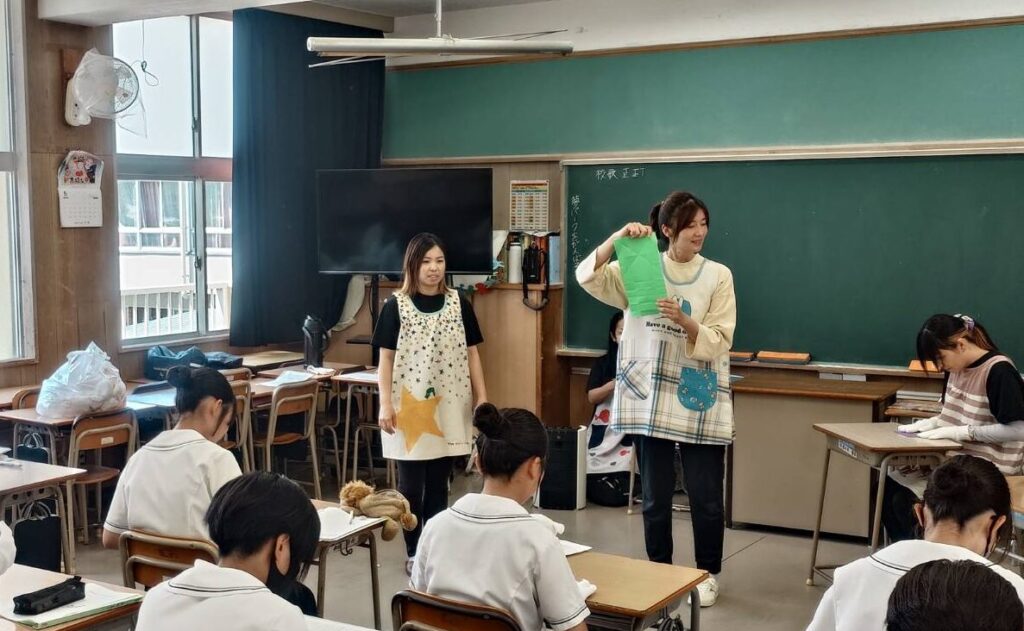 子どもの手の感覚でおりがみを折ってみる体験